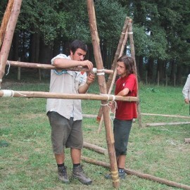 Ben leert sjorren - Scouts en Gidsen Zaventem 